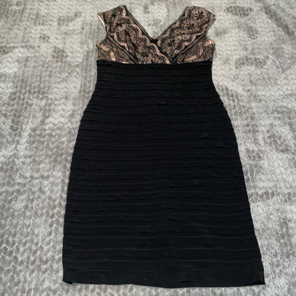 Signature Lana Stunning Formal Lace & Black Dress.‎ Size 10